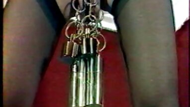 Seksi ofis masasında çivilenmiş porno konulu lezbiyen