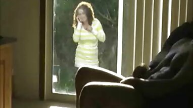 Amatör konulu sevişmeli porno siyah sürtük horoz kurur ve bir sigara içiyor
